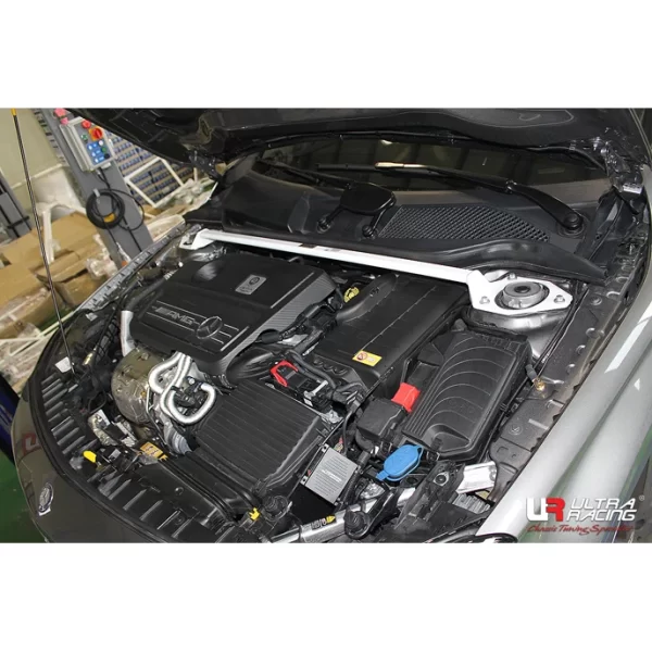 BARRA DE TORRETA DELANTERA ULTRA RACING | MERCEDES A45 / CLA45 / GLA45 AMG (W176/C117/X156) | UR-TW2-2989